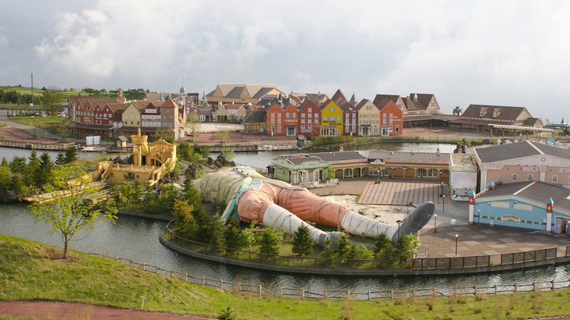Illustration for article titled The Crumbling Chaos of Abandoned Amusement Parks